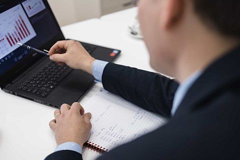 Externí finanční ředitel vs. interní pracovník: Kdo a co se vyplatí?
